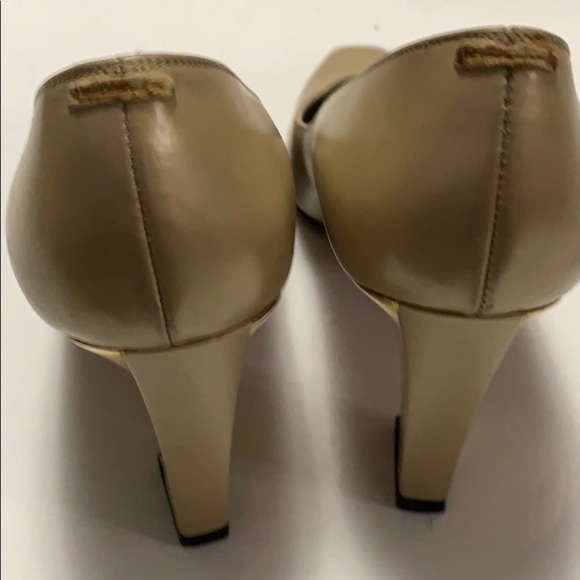 ST JOHN GOLD METALLIC PUMPS Size 6B - Picture 7 of 9